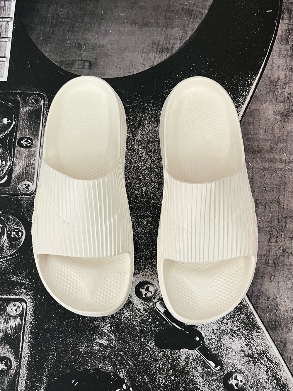 NEW Reebok Slides - Picture 8 of 13